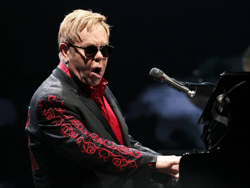 Hudební legenda Elton John vystoupil v O2 areně.