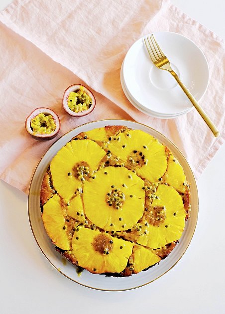 Ananasový dort s marakujou a pistáciemi. Foto: se souhlasem Dagmar Heřtové