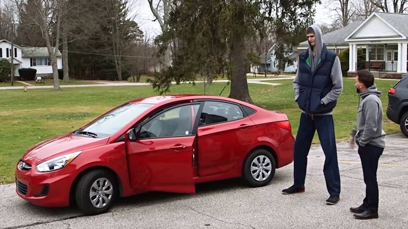 Basketbalista Robert Bobroczkyi a Hyundai Accent.