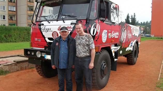 Sběratel Jan Sagalinec z Bruntálu má vizitky mnoha  osobností ze světa politiky, kultury i sportu. S mnohými se také setkal osobně. Na snímku s legendárním automobilovým závodníkem Karlem Lopraisem. 