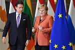 Šéf italské vlády Giuseppe Conte a německá kancléřka Angela Merkelová.