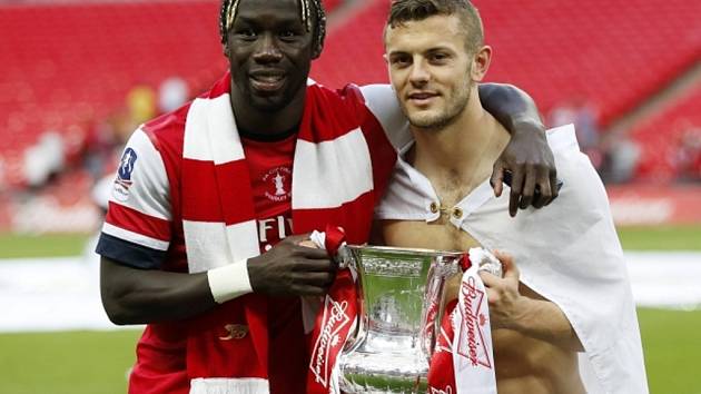 Fotbalisté Arsenalu Bacary Sagna (vlevo) a Jack Wilshere s trofejí pro vítěze FA Cupu.