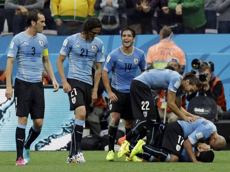 Fotbalisté Uruguaye se radují z gólu proti Anglii.