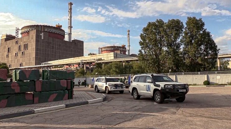Vozidla inspektorů  Mezinárodní agentury pro atomovou energii (MAAE) při odjezdu ze Záporožské jaderné elektrárny na Ukrajině, 2. září 2022.