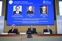 Laueráti Nobelovy ceny za fyziku pro rok 2022 (zleva) Francouz Alain Aspect, Američan John Clauser a Rakušan Anton Zeilinger, 4. října 2022