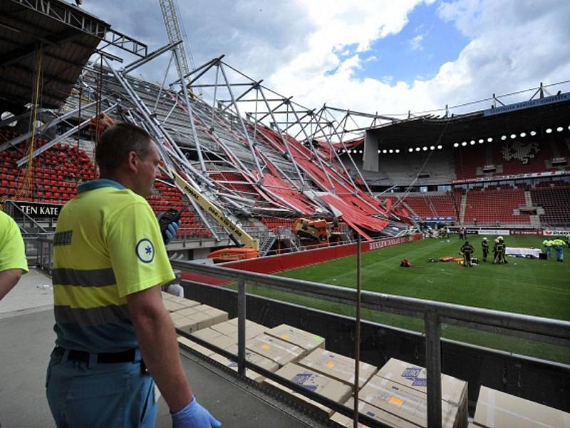 Na fotbalovém stadionu FC Twente v Nizozemsku  se zřítila střecha.