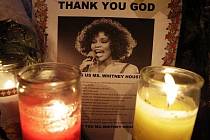 Lidé se přicházejí naposledy rozloučit se zpěvačkou Whitney Houston, která náhle zemřela minulou sobotu ve věku 48 let