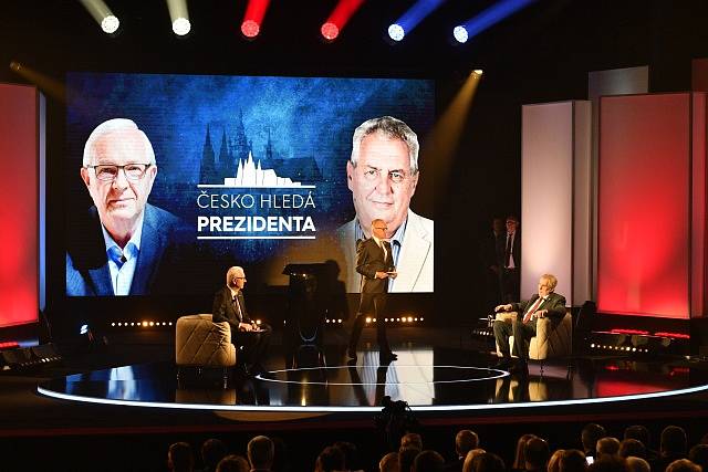 Prezidentští kandidáti Miloš Zeman (vpravo) a Jiří Drahoš se setkali 23. ledna v Praze k první televizní debatě před druhým kolem prezidentských voleb.
