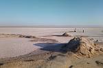 Solné jezero Chott el Djerid. I přes přísný zákaz opouštět jedinou silnici, která přes jezero vede, to čas od času někdo zkusí. Pak zaměstná řadu lidí, kteří se snaží takové auto z jezera vytáhnout.