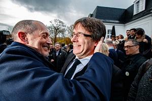 Carles Puigdemont se svým příznivcem; Bruggy, Belgie