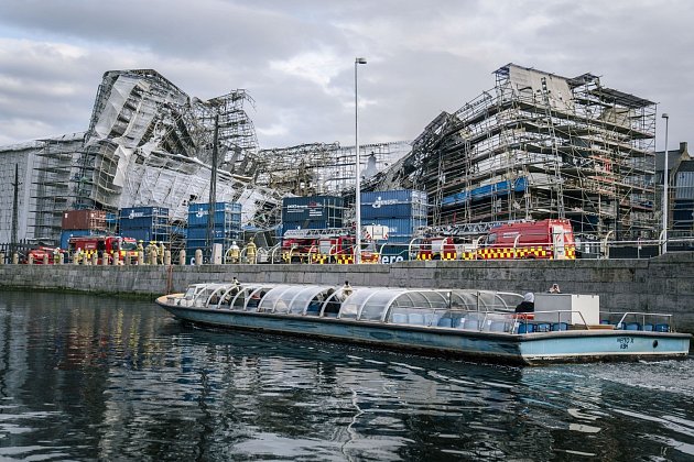Požár kodaňské burzy: Fasáda historické budovy se zřítila
