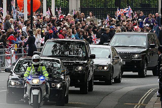 Kolona vozů přijíždí k Westminsterskému opatství.