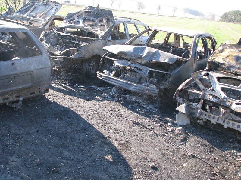 V Dublovicích na Sedlčansku hořel autoservis. Shořelo šestatřicet aut. Škoda se odhaduje na tři miliony korun. Požár někdo založil úmyslně.