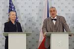 Karel Schwarzenberg přivítal 3. prosince v Praze Hillary Clintonovou.