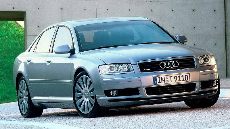 Audi A8 (2005). Motor: 4.0 TDI quattro (202 kW), najeto: 423 536 km. Cena: 119 000 Kč.