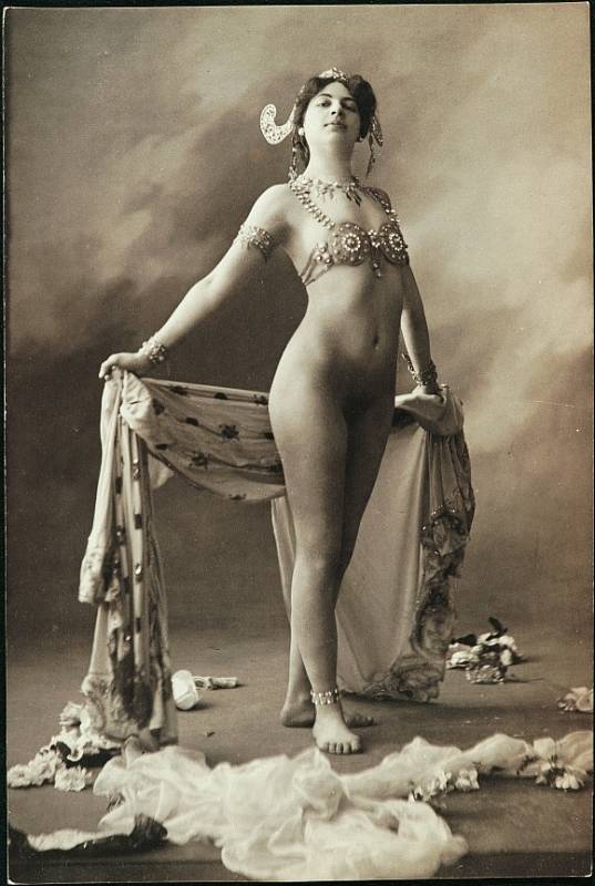 Slavnější předobraz údajné české špionky, skutečná Mata Hari alias Margaretha  Geertruida Zelleová, nizozemská orientální tanečnice odsouzená k trestu smrti a popravená