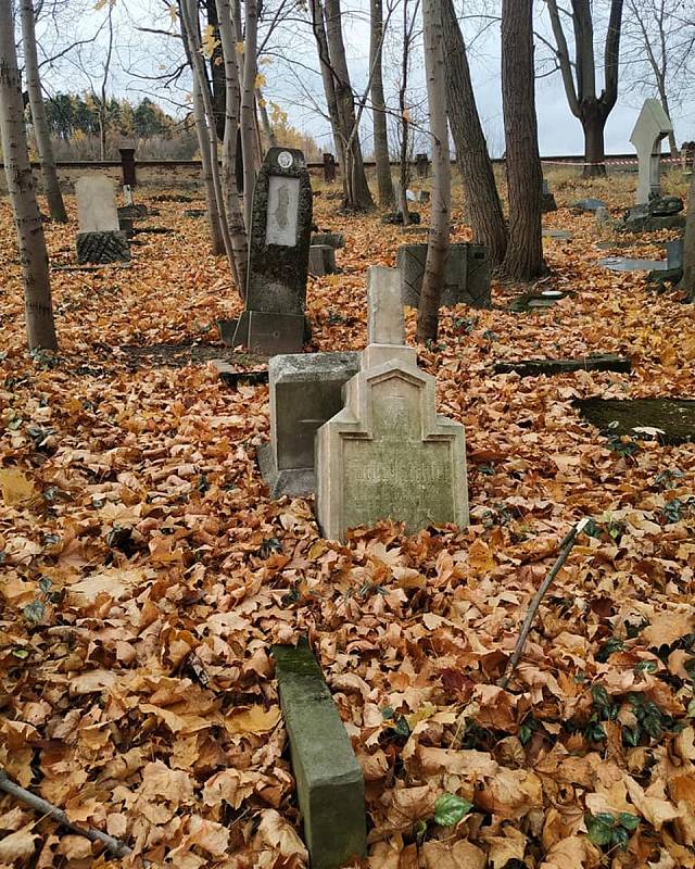 Bývalý hřbitov v Chomýži u Krnova.