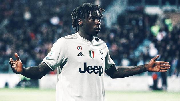 Útočník Juventusu Moise Kean se s rasistickými urážkami fanoušků soupeře vypořádal po svém. Svůj gól oslavil přímo před nimi.