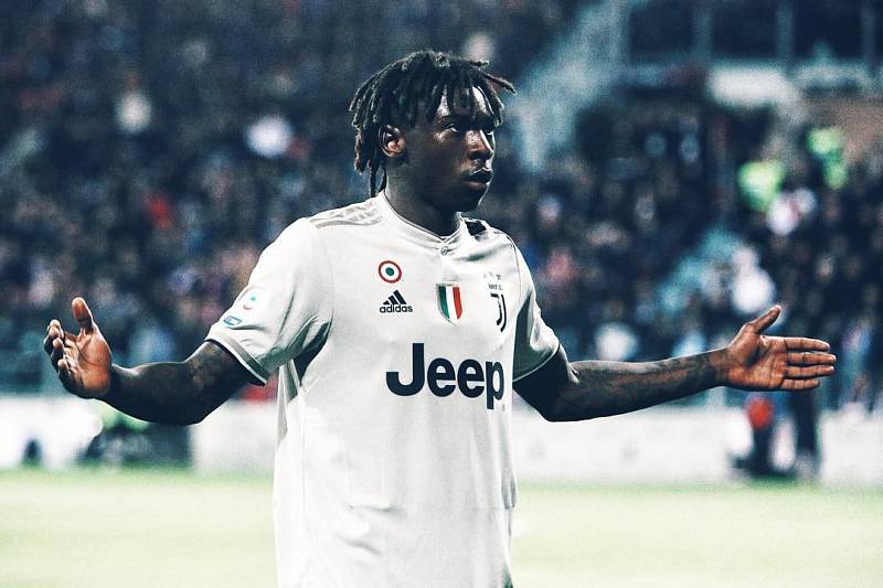 Útočník Juventusu Moise Kean se s rasistickými urážkami fanoušků soupeře vypořádal po svém. Svůj gól oslavil přímo před nimi.