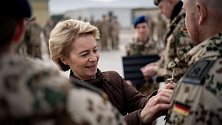 Německá ministryně obrany Ursula von der Leyen s vojáky Bundeswehru