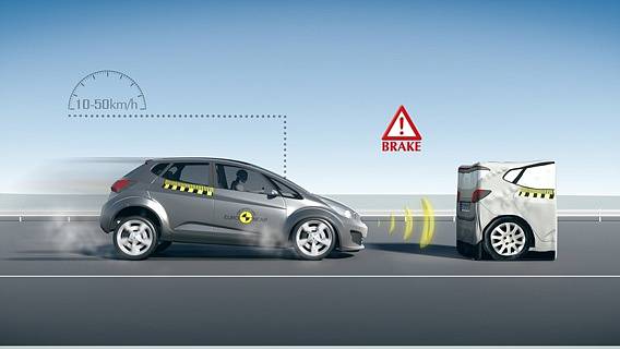 Kategorie ochrany dospělých – test účinnosti systému automatického nouzového brzdění auta (AEB) při rychlosti 10 až 50 km/h.