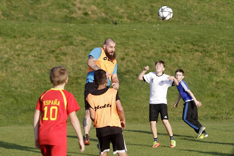 Malí fotbalisté z Dolan na Olomoucku si zatrénovali s hokejistou Janem Výtiskem.