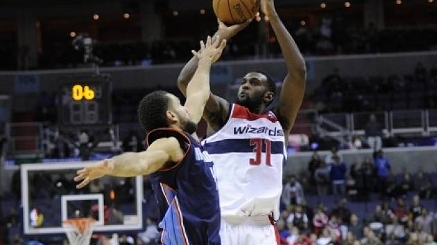 Křídlo Washingtonu Wizards Chris Singleton (31) střílí v utkání proti Charlotte Bobcats přes bloky Jeffery Taylora.