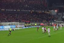 Fotbalisté Norimberka (v červených dresech) v jejichž barvách hrával i Andrej Polunin