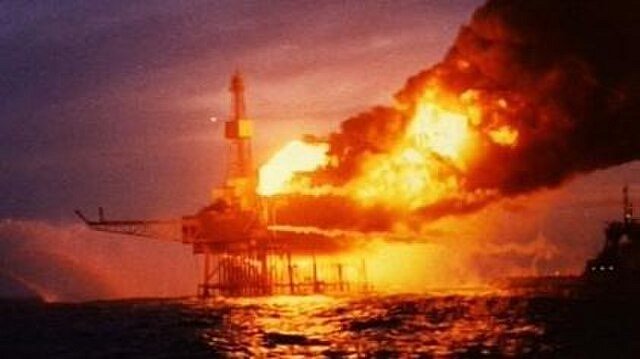 Výbuch a požár na ropné plošině Piper Alpha v roce 1988. Plošina se zřítila do moře, zemřelo 167 lidí