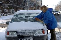 Před jízdou je třeba auto důkladně zbavit sněhové pokrývky.