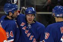 Petr Průcha (uprostřed) se raduje ještě v dresu New Yorku Rangers.