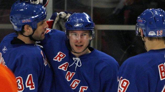 Petr Průcha (uprostřed) se raduje ještě v dresu New Yorku Rangers.