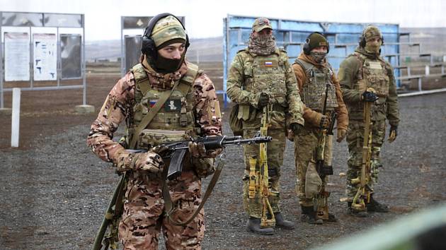 Cvičení vojáků ruské armády u Rostova na Donu na jihu Ruska.