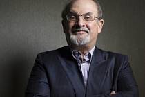 Spisovatel Salman Rushdie, který v roce 1988 rozhněval muslimy svou knihou Satanské verše, ve středu v projevu na Vermontské univerzitě v USA prohlásil, že právo na svobodu projevu musí být absolutní.