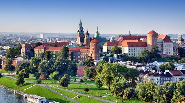 Historický královský hrad Wawel v Krakově s parkem u řeky Visly.
