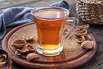 Ví se, že čaj z ořechových skořápek příznivě působí na cukrovku, ale ulehčuje také nemocným, kteří trpí kašlem nebo nachlazením