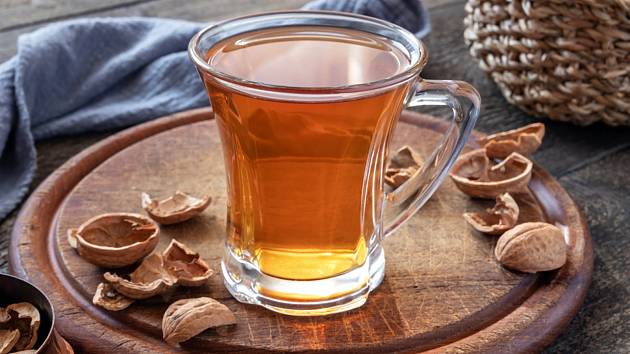 Ví se, že čaj z ořechových skořápek příznivě působí na cukrovku, ale ulehčuje také nemocným, kteří trpí kašlem nebo nachlazením