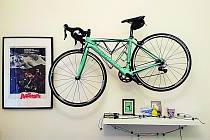 Barevné ladění. Doplnění dalším detailem v barvě kola je jednou z možností, jak bicykl v interiéru „ukotvit“.