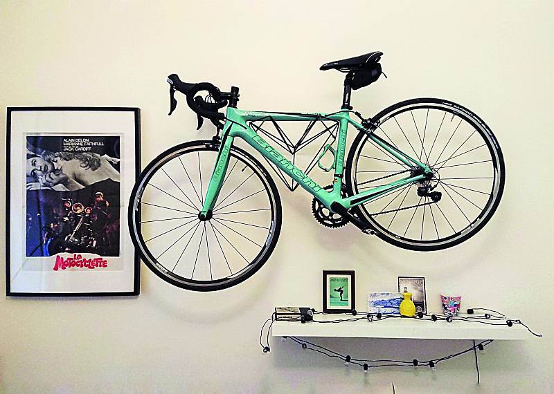 Barevné ladění. Doplnění dalším detailem v barvě kola je jednou z možností, jak bicykl v interiéru „ukotvit“.