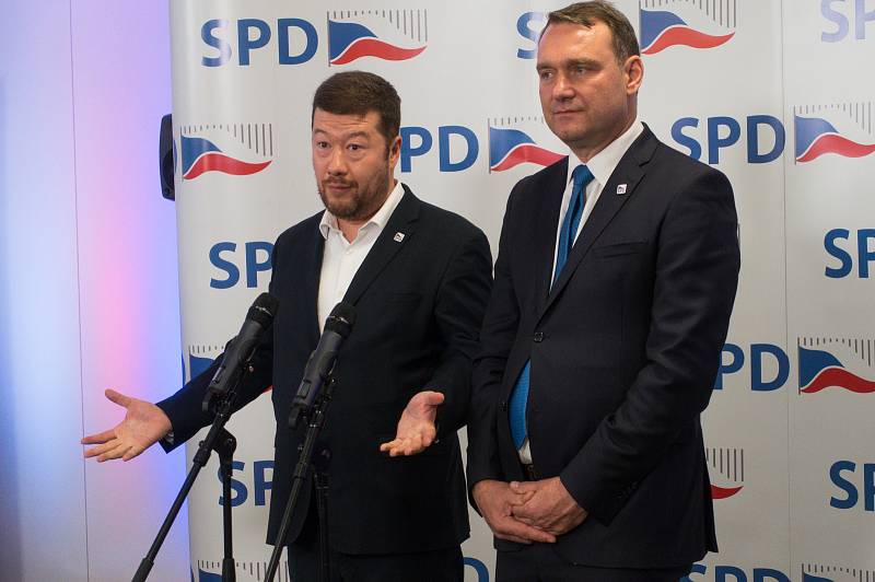 Lídři SPD Tomio Okamura a Radim Fiala předstoupili před novináře se svým hodnocením skončených voleb.