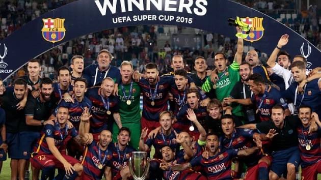 Superpohár mezi Barcelonou a Sevillou: Oslava s trofejí po zápase