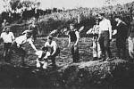 Ustašovci popravují Srby a Židy v táboře Jasenovac jako součást genocidy srbského národa