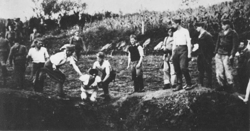 Ustašovci popravují Srby a Židy v táboře Jasenovac jako součást genocidy srbského národa