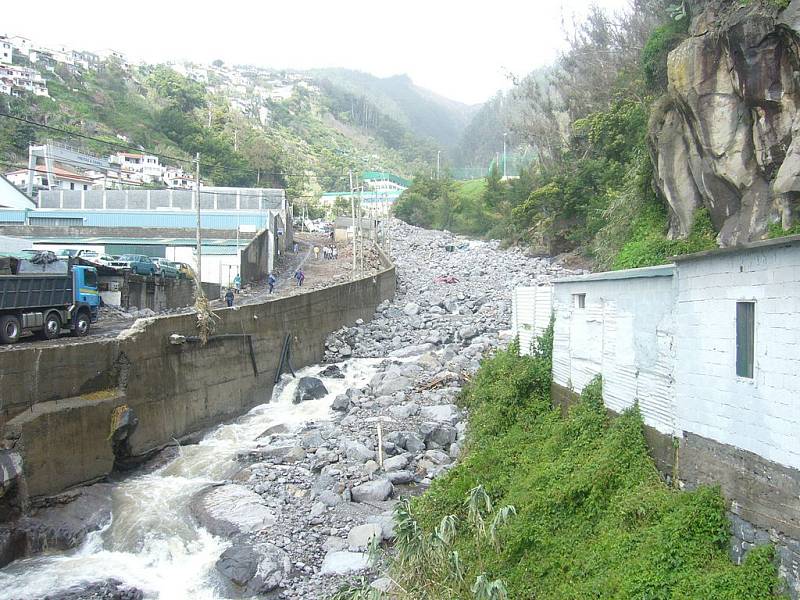 Portugalské město Funchal na Madeiře potopily před deseti lety sesuvy bahna a bleskové povodně