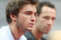 Jednička Francouzů Gilles Simon (vepředu) se svým krajanem deblovým specialistou Michaelem Llodrou. 