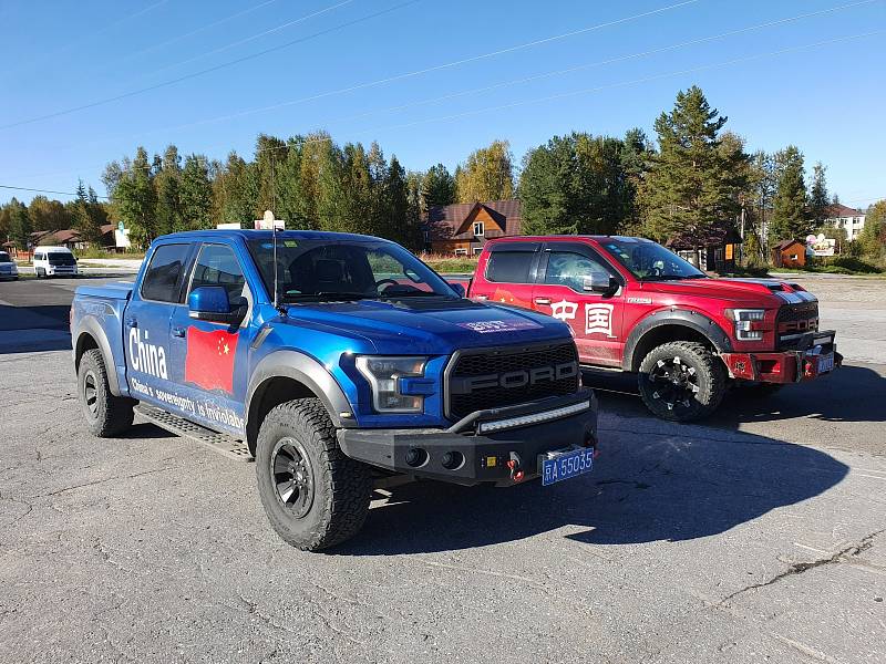 Na cestě jsme potakli další dobrodruhy. Třeba Číňany ve Fordech F-150 Raptor.