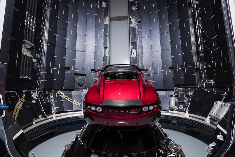 Tesla Roadster v raketě Falcon Heavy.