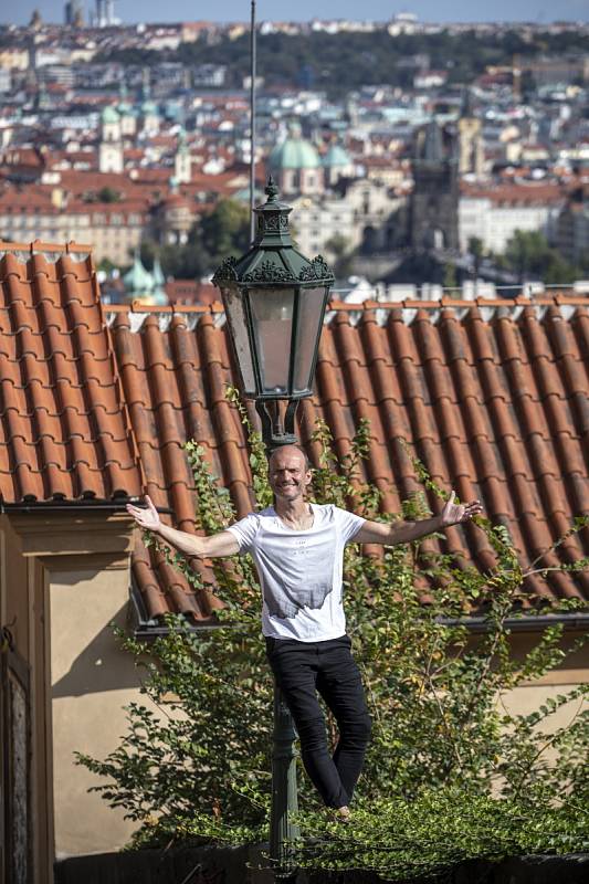 Dalibor Gondík: Běhám teprve deset let. Do čtyřiceti jsem uběhl celkově tak 250 metrů. Nenáviděl jsem to. Takže teď v padesáti to ještě držím na těch dvanácti kilometrech za hodinu. Uvidíme co dál.