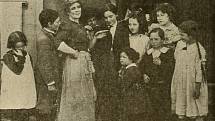 Britská občanka paní Rugglesová se spolu se svými devíti dětmi připravuje k oslavě válečných Vánoc 1917