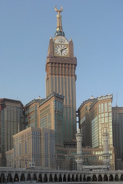 Mrakodrap Abrádž Al-Bajt v Mekce je zároveň nejvyšší hodinovou věží světa.